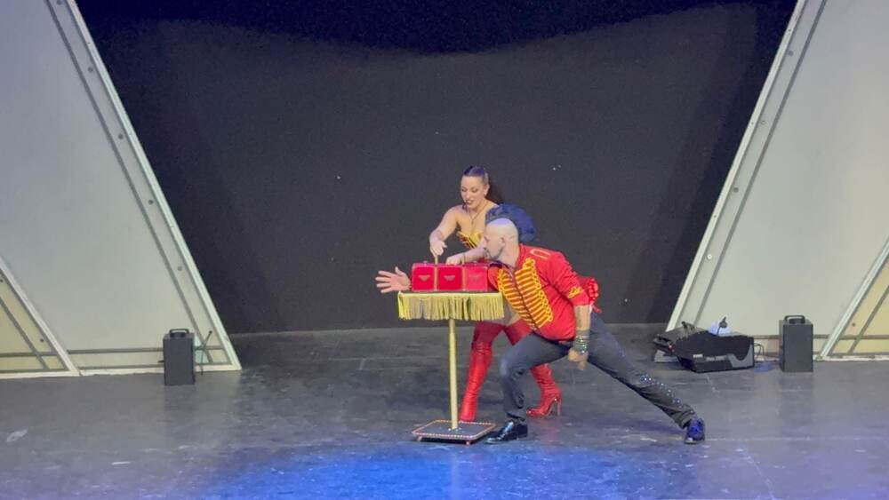 Scorpion e Lady Cristal in costume da circo