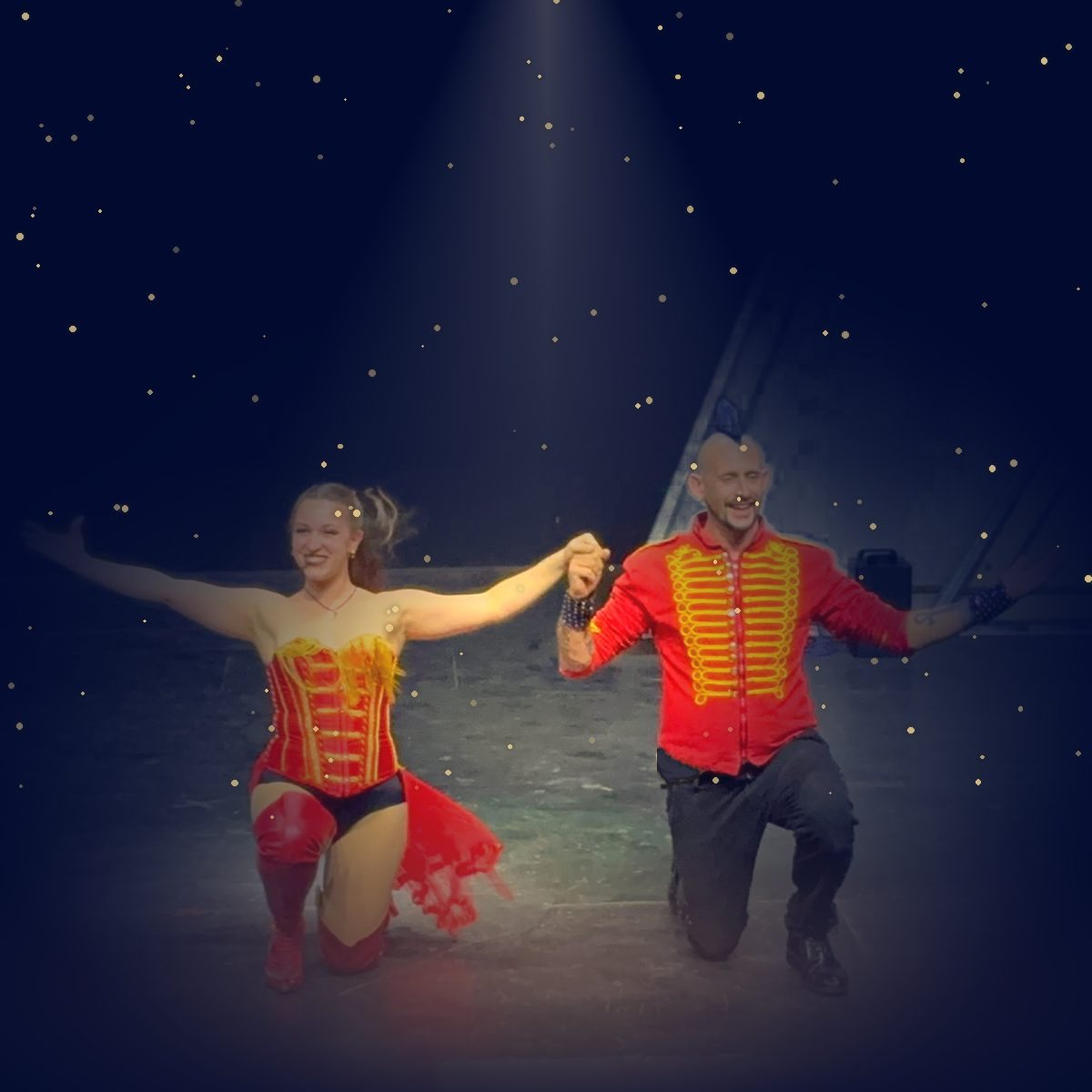 Scorpion e Lady Cristal salutano il pubblico in costume rosso da circo